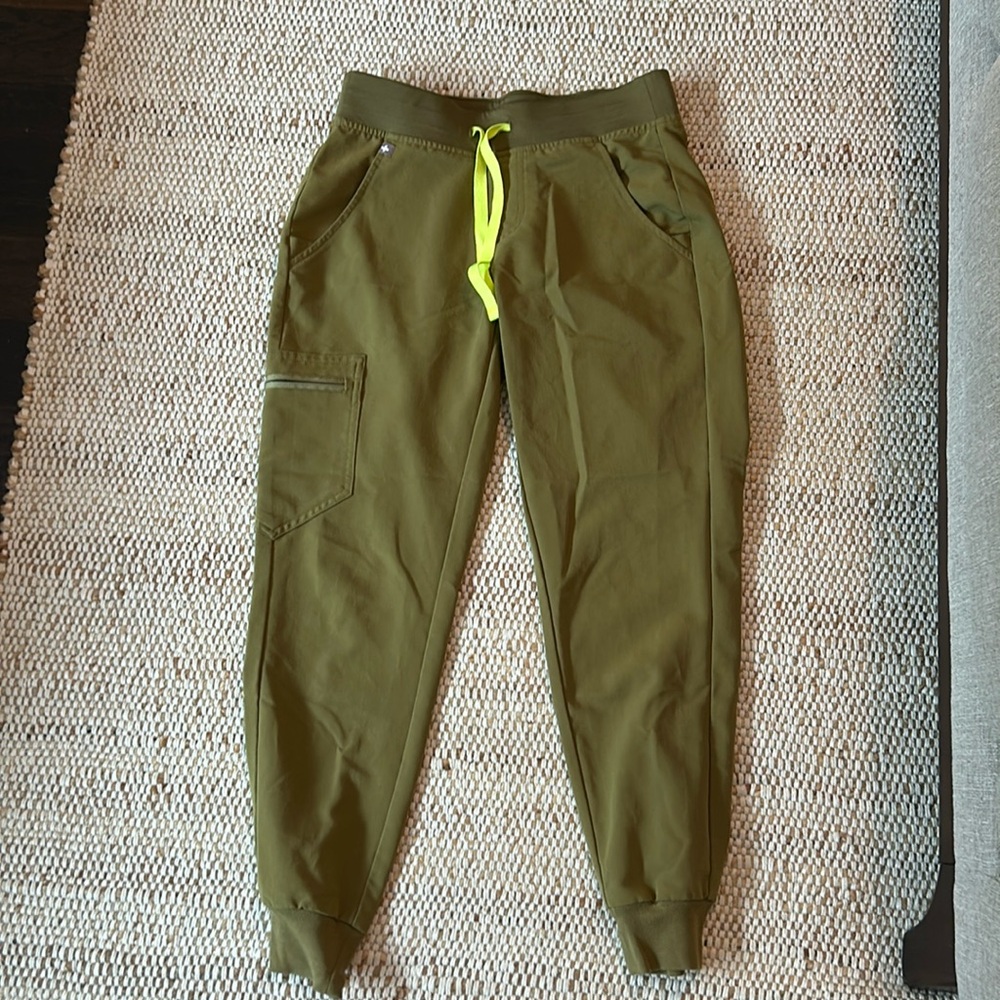 FIGS XSP martini olive Zamora Joggers